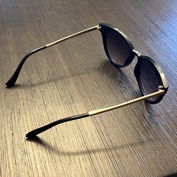Black and gold cat eye sunglasses - Picture 5 of 6
